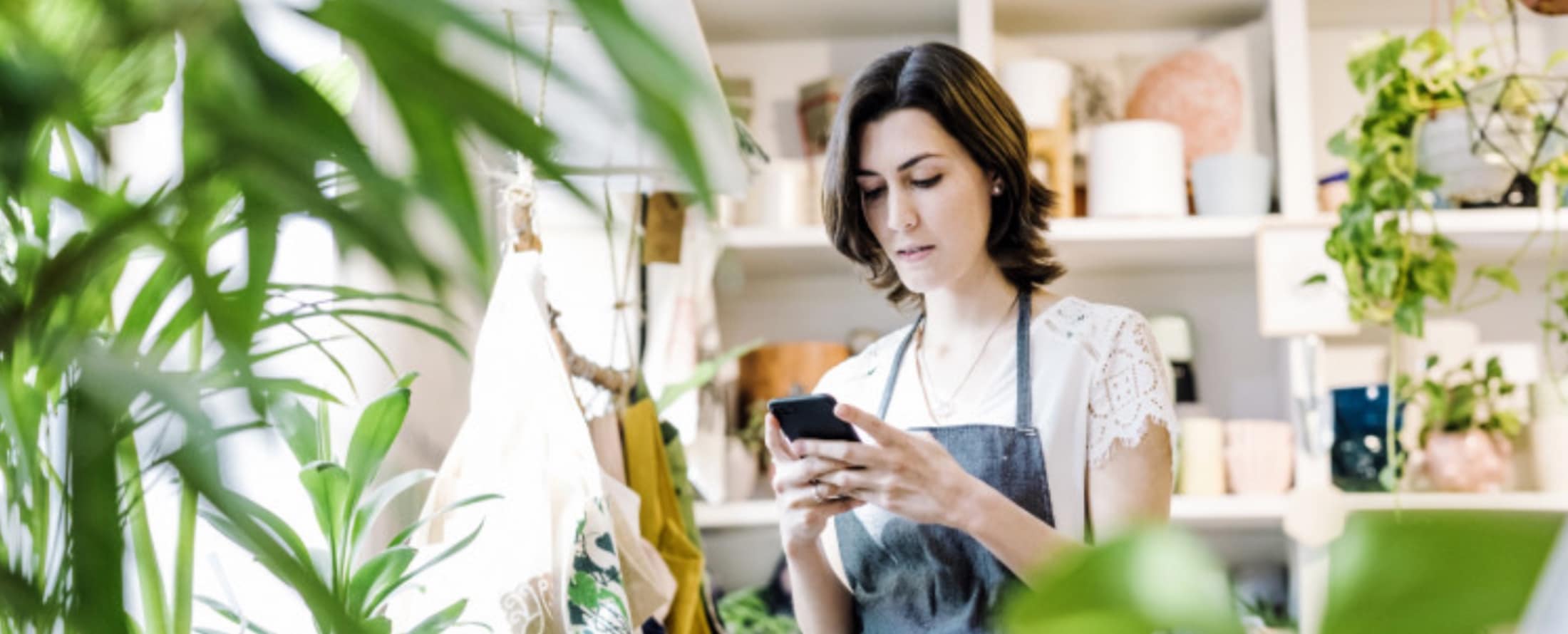 Beekeeper's guide to digitally empowering retail workers